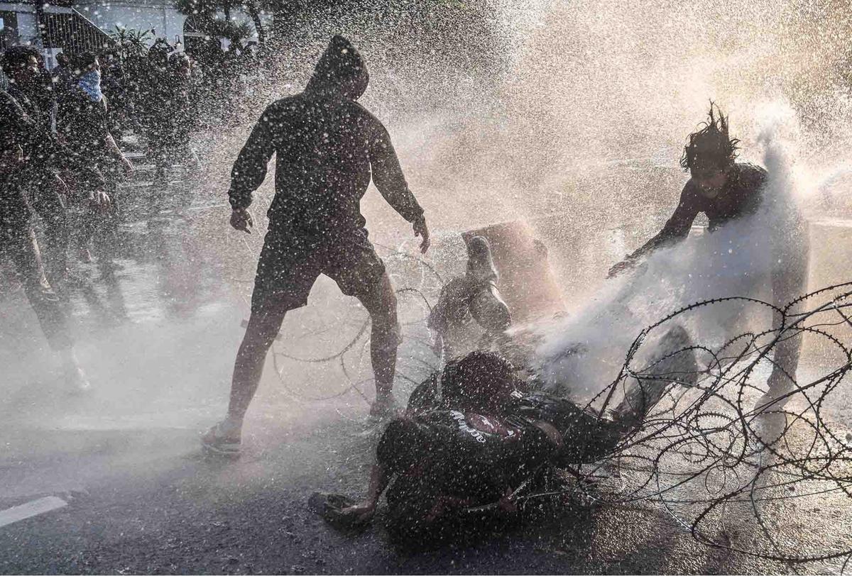 FOTO: Tolak UU TNI, Mahasiswa Lempar Bom Molotov ke Polisi
