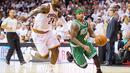 Tak hanya melakukan serangan tapi LeBron James juga rela turun membantu pertahanan, salah satunya ketika dia membatasi gerakan Isaiah Thomas (Jason Miller / GETTY IMAGES NORTH AMERICA / AFP)