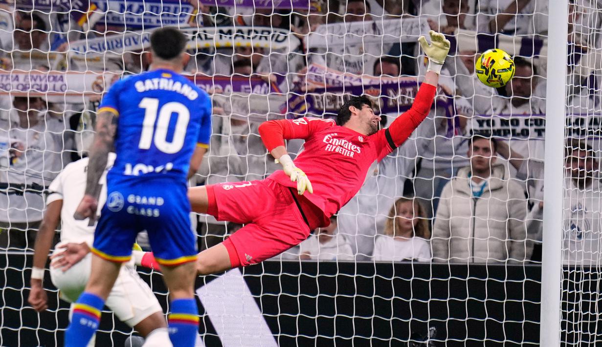 Namun, mereka malah dikejutkan dengan gol spektakuler Martin Satriano pada menit ke-39 setelah tendangan first time roketnya dari luar kotak penalti menjebol gawang yang dijaga oleh Thibaut Courtois. (AP Photo/Manu Fernandez)