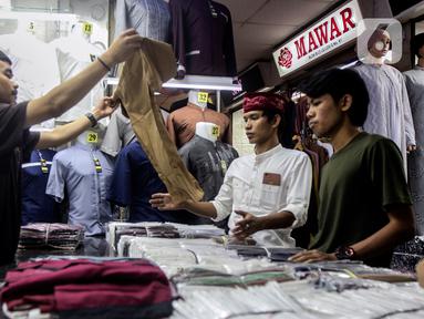 Calon Pembeli memilih baju di Pasar Tanah Abang, Jakarta Pusat, Kamis (23/3/2023). (Liputan6.com/Johan Tallo)