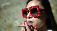 Wanita merokok (Gabriel BOUYS/AFP)
