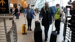 Penumpang tiba di Bandara Internasional Jorge Chavez di Callao, Peru, Senin (5/10/2020). Setelah penerbangan internasional dihentikan pada Maret karena COVID-19, bandara terbesar Peru melanjutkan penerbangan ke Kolombia, Ekuador, Panama, Paraguay, Uruguay, Bolivia, dan Chili. (AP Photo/Martin Mejia)