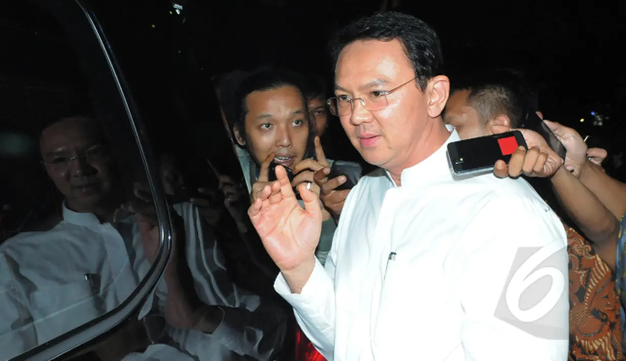 Ahok menjawab pertanyaan wartawan usai keluar dari gedung KPK, Jakarta, Jumat (27/2/2015). Kedatangan Ahok untuk melaporkan temuan dana siluman di Pemerintah Provinsi DKI. (Liputan6.com/Herman Zakharia)