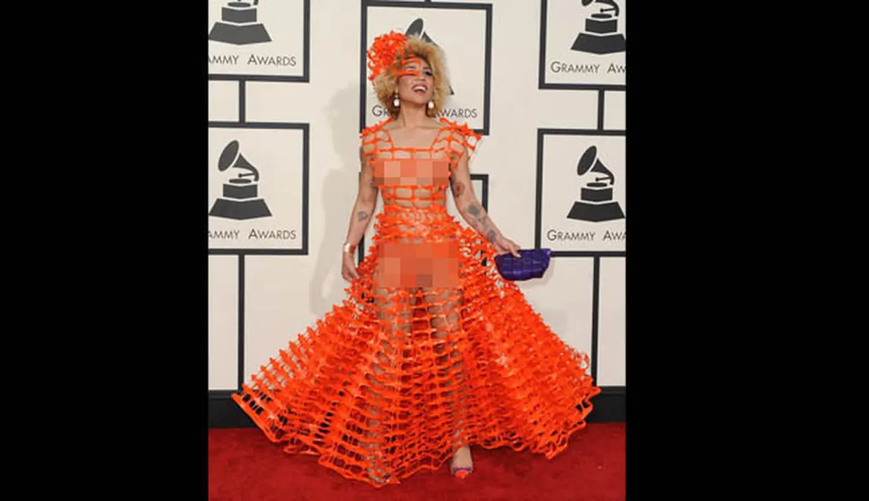 Joy Villa mengenakan busana yang membuatnya nyaris bugil saat datang ke acara Grammy Awards 2015 di Staples Center, Los Angeles, AS, Minggu (8/2). (AFP PHOTO/VALERIE MACON)