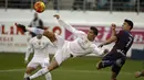 Pemain Real Madrid, Cristiano Ronaldo, melakukan tendangan salto saat melawan Eibar pada laga Liga Spanyol di Estadio Municipal de Ipurua, Spanyol, Minggu (29/11/2015). (Reuters/Joseba Etxaburu)