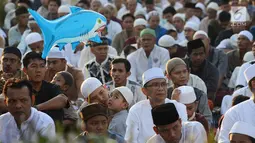 Seorang anak bermain balon jelang pelaksaanaan salat Idul Fitri 1 Syawal 1440 Hijriah di Jatinegara, Jakarta,Rabu (5/6/2019). Pemerintah menetapkan Idul Fitri 1440 Hijriah dirayakan secara nasional pada hari ini. (merdeka.com/Imam Buhori)