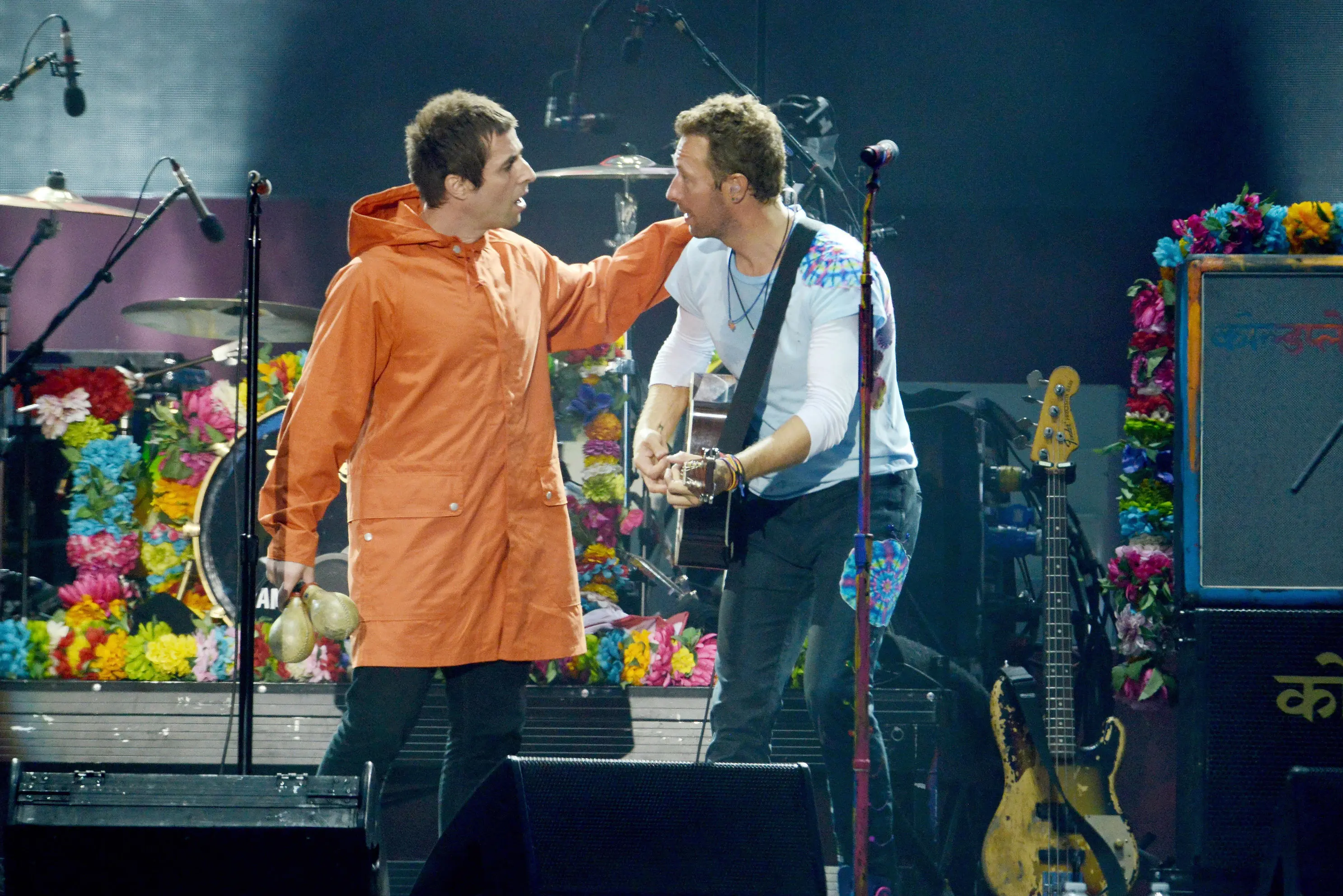 Liam Gallagher dan vokalis Coldplay, Chris Martin saat tampil di konser One Love Manchester. (AP Exchange/Bintang.com)