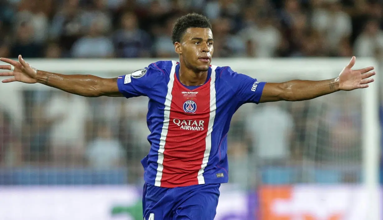 Pemain PSG, Desire Doue, melakukan selebrasi setelah mencetak gol kedua timnya dalam pertandingan sepak bola Piala Super UEFA antara Paris Saint-Germain dan Aston Villa di Salzburg, Austria, Rabu, 12 Agustus 2026. (Foto AP/Heinz-Peter Bader)