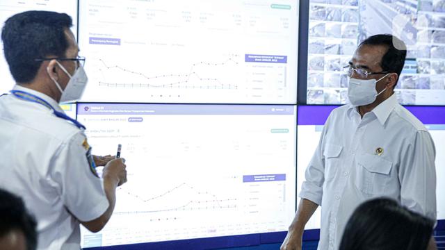 Menhub Budi Karya Sumadi Tinjau Command Center Mudik 2022
