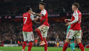 Pemain Arsenal, Bukayo Saka (kiri), merayakan kemenangan yang didapat timnya atas Wolves pada lanjutan Liga Inggris 2025/2026 di Emirates Stadium, Minggu (14/12/2025) dini hari WIB. (AP Photo/Richard Pelham)