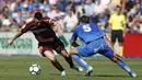 Striker Barcelona, Lionel Messi, berusaha melewati gelandang Getafe, Markel Bergara pada laga La Liga di Stadion Alfonso Perez, Sabtu (16/9/2017). Barcelona menang 2-1 atas Getafe. (AP/Francisco Seco)