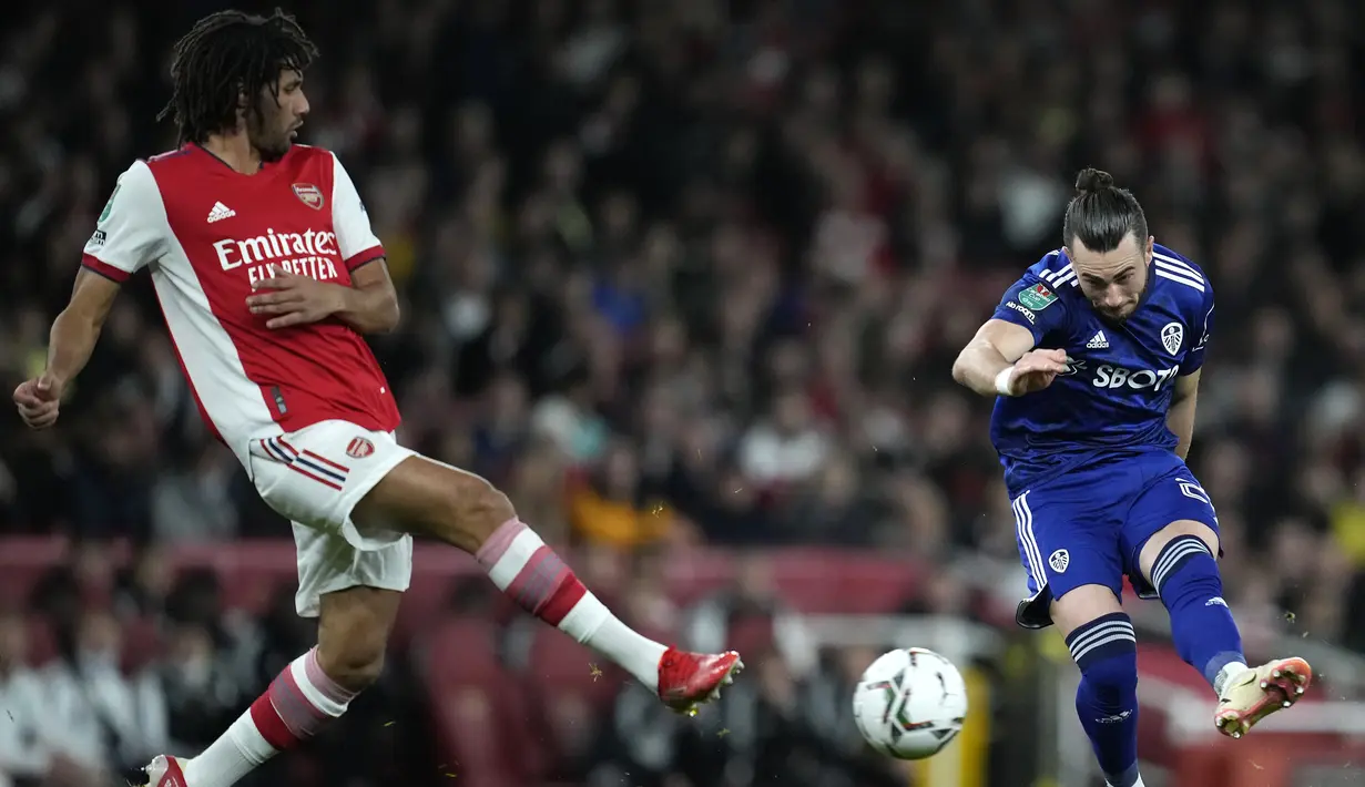 Tak lama berselang Leeds kembali mengancam gawang Arsenal. Kali ini giliran sepakan Jack Harrison (kanan) yang memaksa Bernd Leno kembali berjibaku membuat penyelamatan. (AP/Matt Dunham)