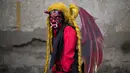 Remaja bernama Bryan Gonzalez mengenakan kostum iblis saat mengikuti prosesi perayaan Virgin of the Immaculate Conception di Ciudad Vieja, Guatemala (7/12). Parade ini digelar setiap tahun pada tanggal 8 Desember. (AP Photo/Luis Soto)