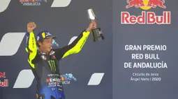 Pembalap Monster Yamaha, Valentino Rossi, merayakan kemenangan di atas podium usai menjuarai MotoGP Andalusia di Sirkuit Jerez, Minggu (26/7/2020). Fabio Quartararo berhasil finis pertama dengan catatan waktu 41 menit 22,666 detik. (AP Photo/David Clares)