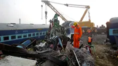 Petugas penyelamat mencari korban di antara bangkai kereta api setelah terjadi kecelakaan di Pukhrayan, Kanpur, India (21/11). Kebanyakan korban terjebak karena masih tertidur saat kereta mengalami kecelakaan pada pagi hari. (Reuters/ Jitendra Prakash)