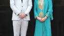 Pangeran William dan Kate Middleton mengunjungi Masjid Bahashi yang bersejarah di Lahore, Kamis (17/10/2019). Dalam kunjungan kali ini, Kate memilih tampilan tradisional dengan shalwar kameez atau baju Pakistan. (Photo by AAMIR QURESHI / AFP)