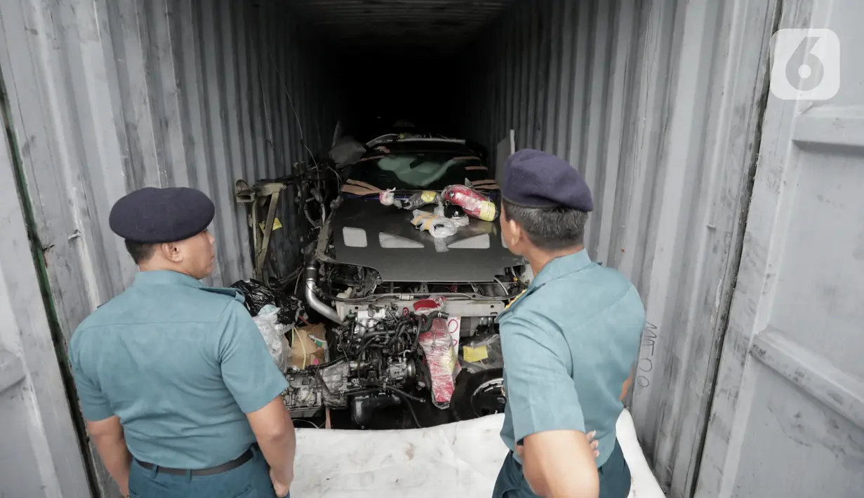 Barang bukti kasus penyelundupan mobil dan motor mewah terlihat dalam kontainer di Terminal Petikemas Koja, Jakarta, Selasa (17/12/2019). Barang bukti yang diamankan merupakan hasil pengungkapan tujuh kasus kurun waktu 2016-2019 dengan total Rp 21 miliar. (merdeka.com/Iqbal Nugroho)