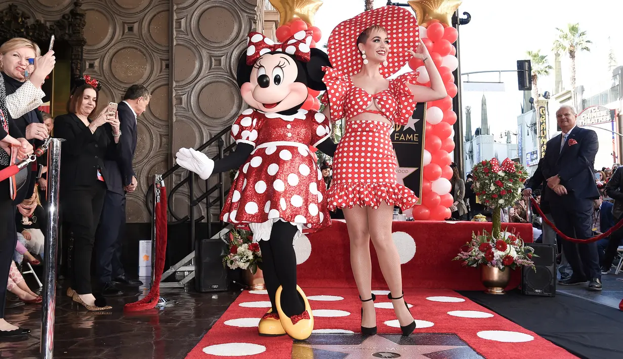 Minnie Mouse bersama penyanyi Katy Perry menghadiri penghargaan Hollywood Walk of Fame atas nama Minnie Mouse di Los Angeles, Senin (22/1). Minnie Mouse mendapat bintang di Hollywood Walk of Fame setelah menunggu 90 tahun. (Richard Shotwell/Invision/AP)