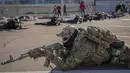 Seorang anggota Unit Pasukan Khusus Azov, dari Garda Nasional Ukraina, menunjukkan posisi menembak selama latihan dasar perang untuk warga sipil di Mariupol, wilayah Donetsk, Minggu (13/2/2022). Mereka disiapkan untuk bisa bertahan di tengah kekhawatiran akan invasi Rusia. (AP Photo/Vadim Ghirda)