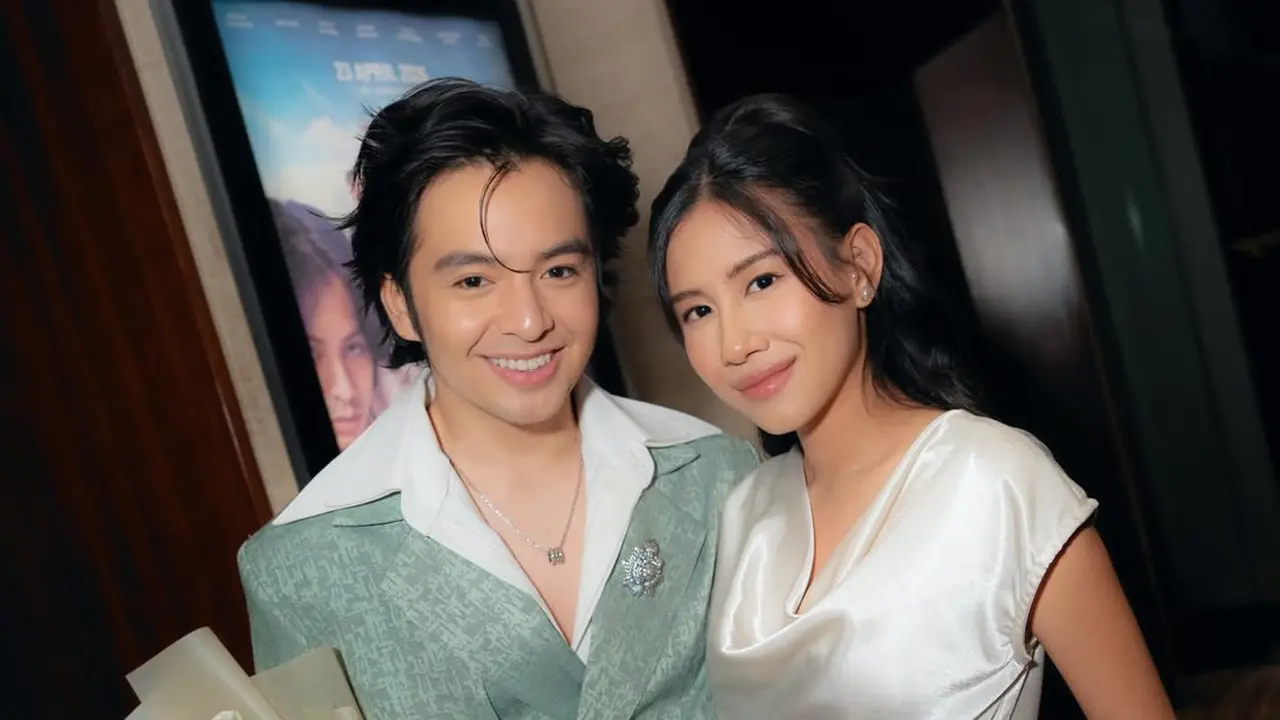 Support Suami, Shenina Cinnamon Jadi Bumil Cantik Effortless di Gala Premiere Para Perasuk