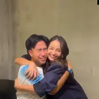 Ternyata, saat sedang makan, ia dibuat kaget dengan kehadiran Enzy Storia. "Eh ternyata, pengumuman nya berupa SOBI KITA TIBA-TIBA PULANG DARI AMERIKA YAALLAH @enzystoria," lanjut Vidi. [Instagram/vidialdiano]