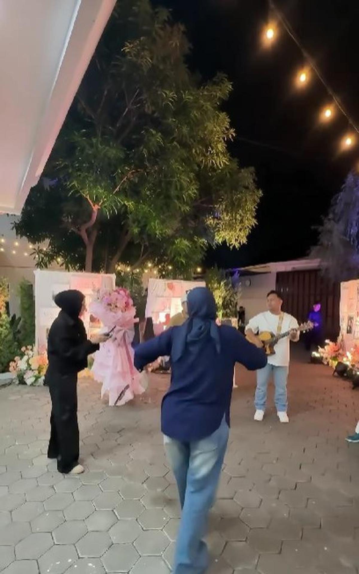 14 Potret Halaman Rumah Irish Bella dan Haldy Sabri, Estetik Bak Resort Pribadi