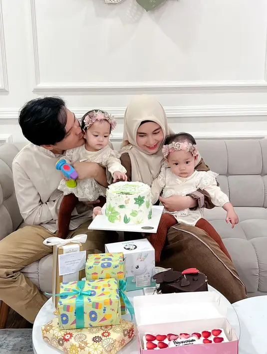 Potret bahagia Anisa Rahma dan Dito bersama anak kembarnya yang genap satu tahun. Pasangan ini menikah pada tahun 2018 silam. Pada 13 Oktober 2022, pasangan ini dikaruniai anak kembar. [Instagram/anisarahma_12]