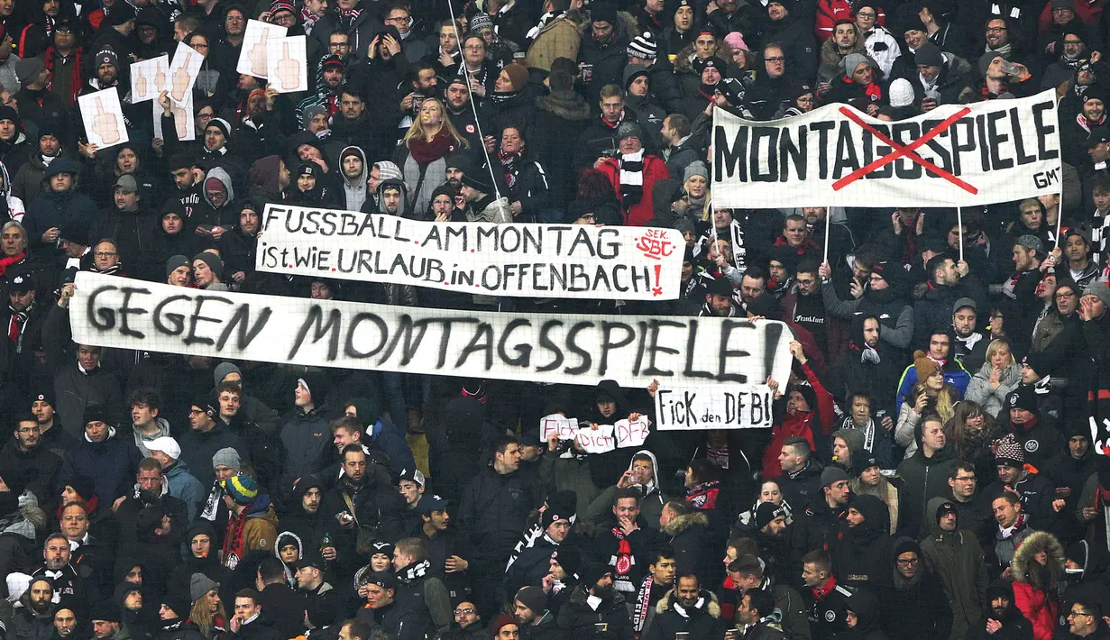 Penggemar membentangkan spanduk-spanduk bernada protes saat Kick-off  laga Eintracht Frankfurt vs RB Leipzig di Stadion Commerzbank Arena, Senin (19/2). Mereka juga mereka melemparkan ratusan bola tenis ke lapangan. (DANIEL ROLAND/AFP)