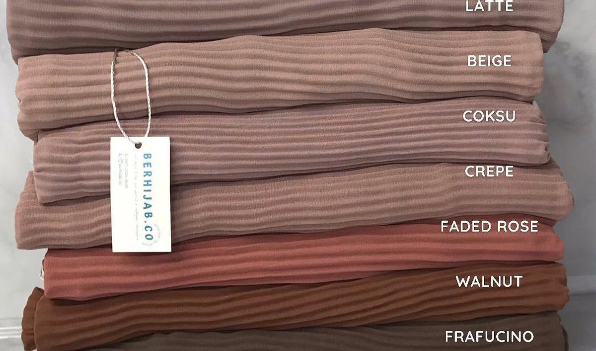 "Kalau disini yang ditonjolkan itu kualitas, karena kalau mereka cari yang murah itu udah banyak banget. Ketika orang check out dan kepakai karena bahannya bagus, bakal repeat order lagi," kata Via.