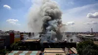 Kebakaran hebat terjadi di Blok III Lantai 3 Pasar Senen, Jakarta Pusat, sejak Jumat dini hari (Liputan6.com/Faizal Fanani)