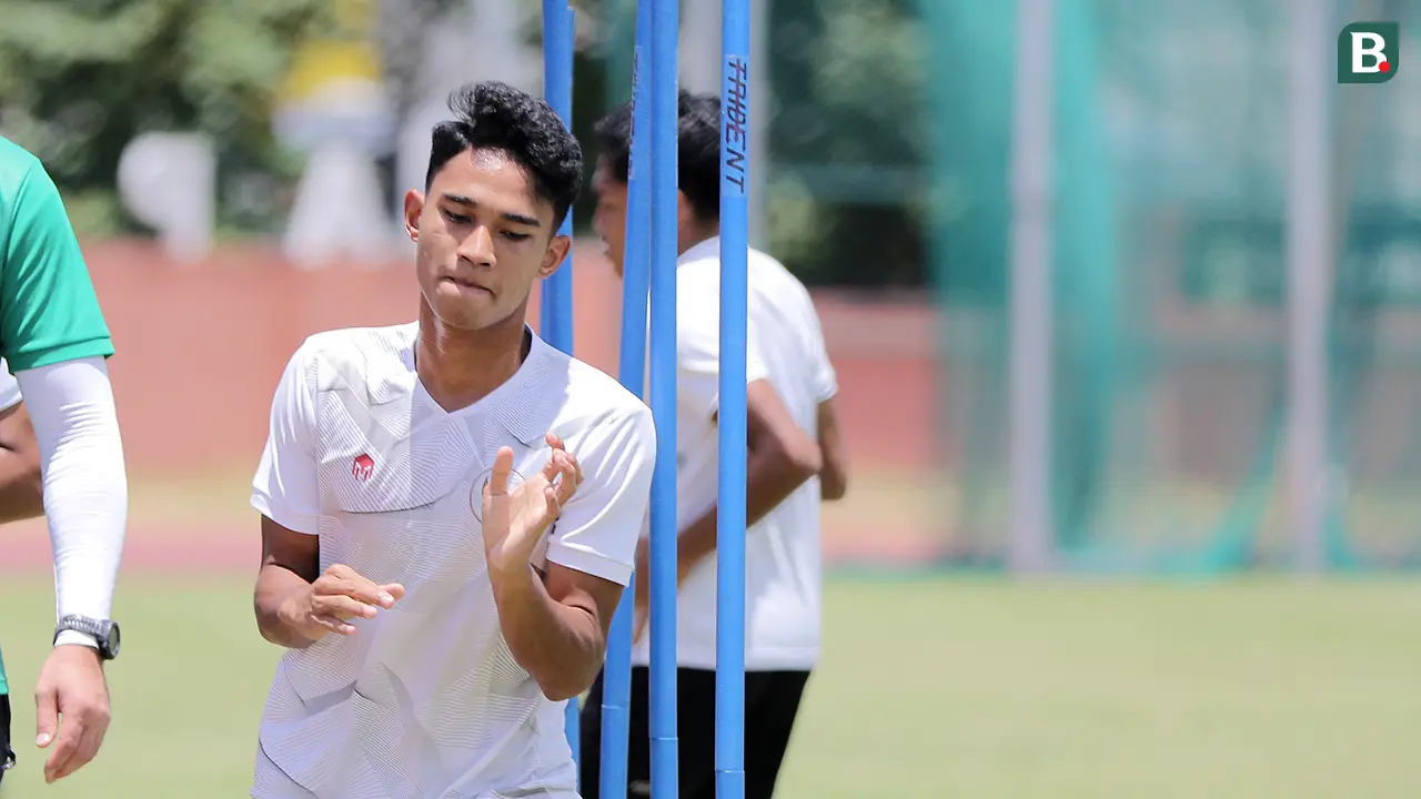 Foto: Timnas Indonesia U-20 Latihan Dibawah Sinar Terik, Marselino Ferdinan Kena Tendang Shin Tae-yong