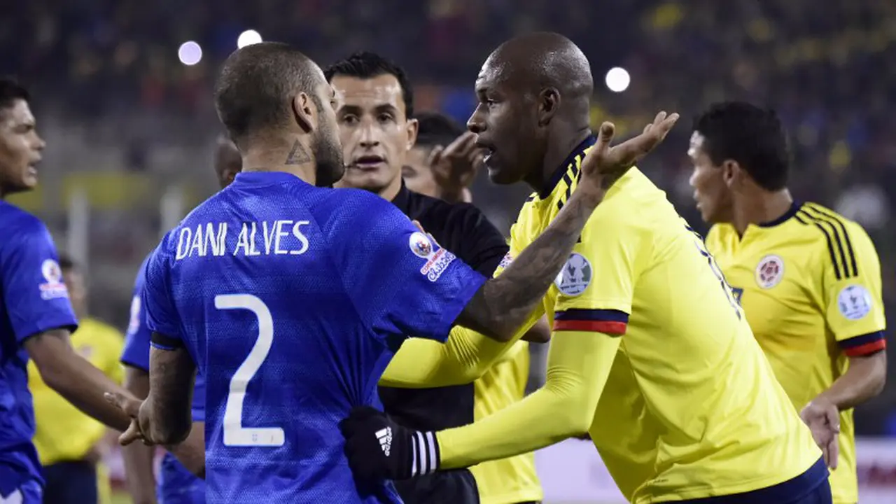 Dani Alves di laga Brasil vs Kolombia