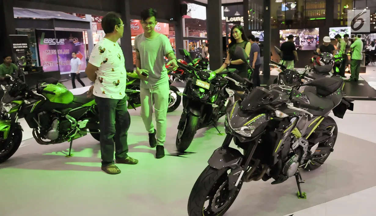Pengunjung melihat pameran otomotif di area Jakarta Fair Kemayoran 2017 di JIExpo, Kemayoran, Jakarta Pusat, Senin (19/6). Event ini akan berlangsung selama 39 hari hingga 16 Juli 2017. (Liputan6.com/Yoppy Renato)