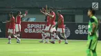 Pemain Persija merayakan gol yang dicetak Willian Pachecho saat laga melawan Perserui pada lanjutan Liga 1 Indonesia di Stadion Patriot Candrabhaga, Bekasi, Selasa (13/6). Persija menang telak 3-0 atas perserui. (Liputan6.com/Helmi Fithriansyah)
