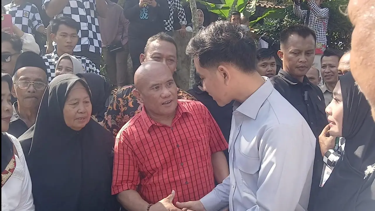 Wapres Gibran Rakabuming Raka menerima berbagai keluhan petani singkong di Lampung Timur, Lampung.