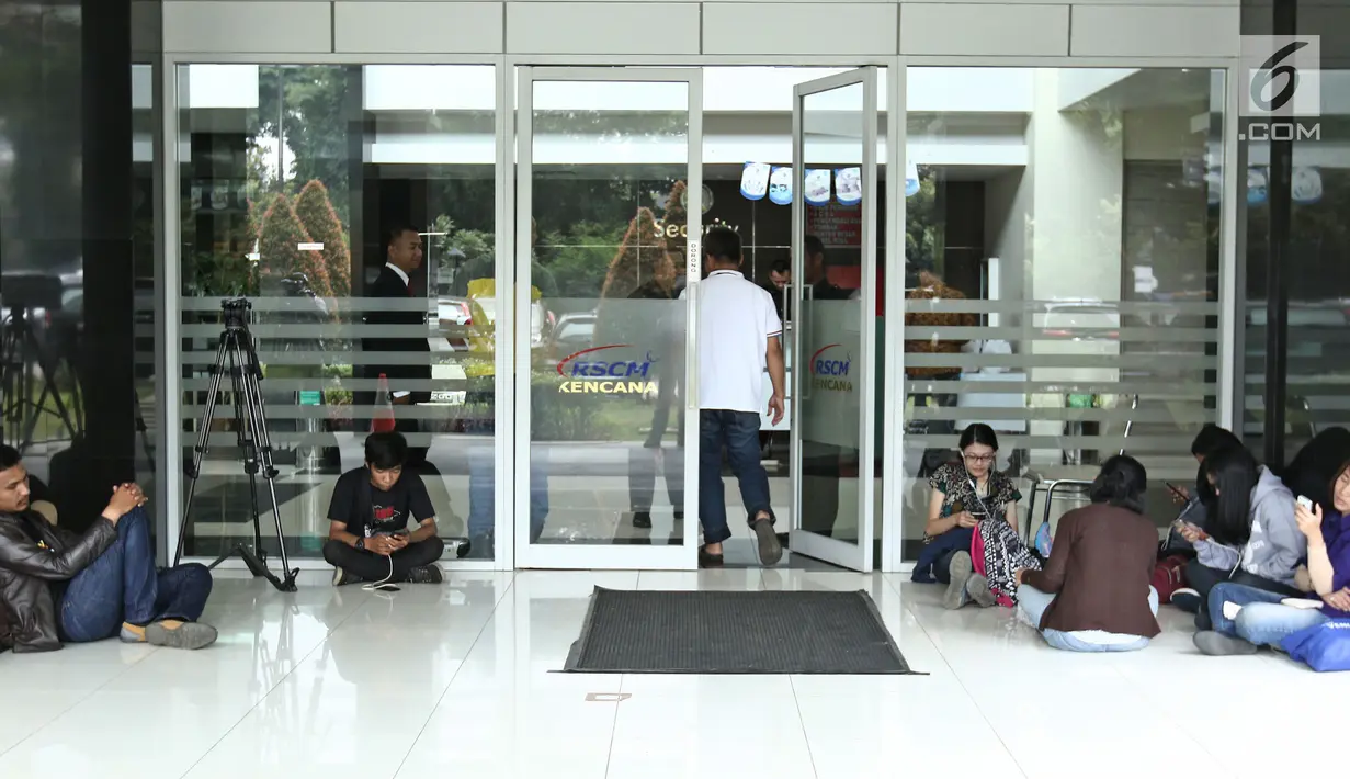 Aktivitas sejumlah awak media di depan lobi RSCM Kencana, Jakarta, Minggu (19/11). Kondisi rumah sakit tempat tersangka kasus dugaan korupsi KTP-elektronik, Setya Novanto semenjak pagi hingga siang berjalan seperti biasanya. (Liputan6.com/Herman Zakharia)