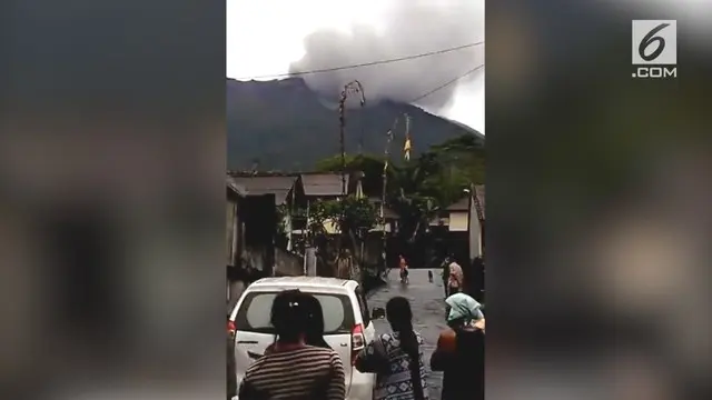 VIDEO: Meletus, Gunung Agung Keluarkan Asap Tebal