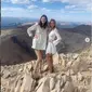 Pendaki Wanita Pakai Gaun dan High Heels Saat Naik Gunung. (dok.Instagram @erin_ton7/https://www.instagram.com/p/CGJgbBLDmeO/Henry)