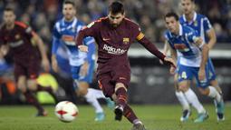 Aksi bintang Barcelona, Lionel Messi saat melakukan tendangan penalti ke gawang Espanyol pada laga Cpa Del Rey di RCDE Stadium, Cornella de Llobregat, (17/1/2018). Barcelona kalah 0-1. (AFP/Josep Lago)