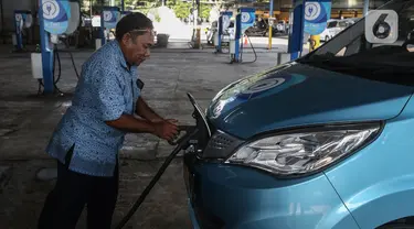 Pengemudi taksi biru Blue Bird menambah daya kendaraannya di tempat Pengisian daya mobil listrik di kantor Pusat Blue Bird, Jakarta, Rabu (9/8/2023).  (Liputan6.com/Johan Tallo)