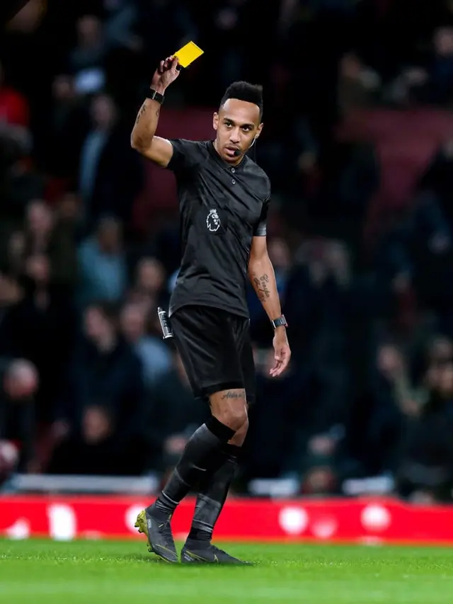 Editan Pesepak Bola Jadi Wasit Ini Bikin Ketawa Geli