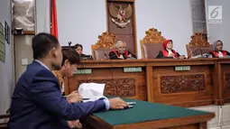 Majelis Hakim memimpin sidang putusan kasus perdata yang diajukan Dea Annisa di Pengadilan Negeri Jakarta Selatan, Kamis (31/5). Sidang putusan berhasil dimenangkan Dea Annisa dan pihak jasa ekspedisi akan melakukan banding. (Liputan6.com/Faizal Fanani)