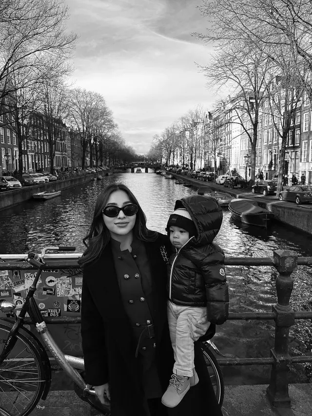 Nikita Willy bersama Baby Izz di Amsterdam (Instagram/nikitawillyofficial94)