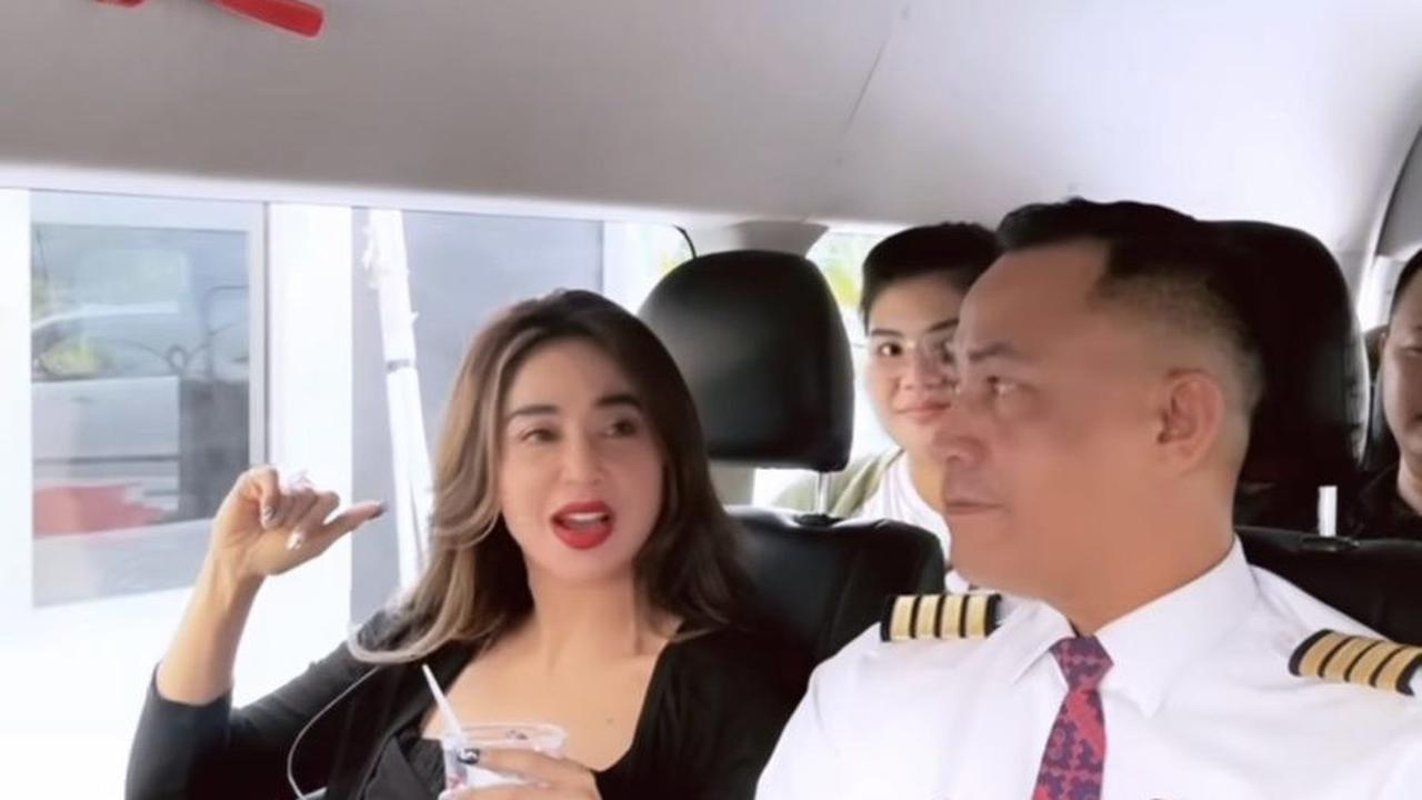 Wajah Rully Terlihat Bahagia