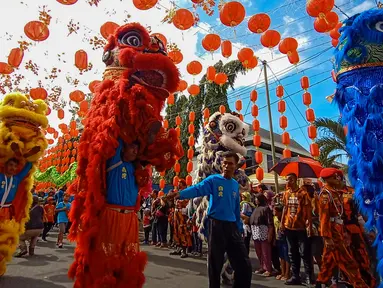 Atraksi barongsai memeriahkan karnaval  budaya saat Festival Grebeg Sudiro di kawasan Pasar Gede, Surakarta, Jawa Tengah, Minggu ( 19/1/2020). Grebeg Sudiro merupakan acara tahunan untuk menyambut Tahun Baru Imlek. (Liputan6.com/Gholib)