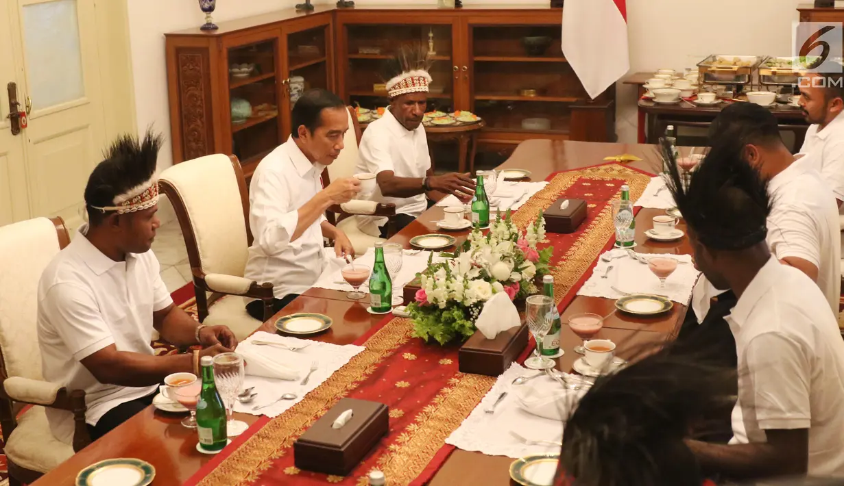 Presiden Joko Widodo (Jokowi) makan siang bersama pemenang lomba festival Gapura Cinta Negeri di Istana Merdeka, Jakarta, Selasa (3/9/2019). Pemenang lomba yang diundang makan siang bersama Jokowi, yakni warga yang berasal dari Kabupaten Yapen dan Kabupaten Nduga. (Liputan6.com/Angga Yuniar)