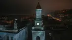Sebuah menara Bank Nasional Ukraina terlihat saat pemadaman listrik di Kiev, Ukraina, 6 November 2022. Pada beberapa pekan terakhir, jutaan warga Ukraina mengalami pemadaman listrik dan air karena serangan udara Rusia yang menargetkan infrastruktur vital. (AP Photo/Andrew Kravchenko)