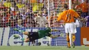 Semifinal Piala Dunia 1998. Laga semifinal Piala Dunia 1998 yang digelar di Prancis antara Brasil menghadapi Belanda (7/7/1998) harus diselesaikan dengan adu penalti setelah hingga babak perpanjangan waktu kedua tim bermain sama kuat 1-1. Brasil akhirnya lolos ke final usai menang adu penalti dengan skor 4-2. (AFP/Daniel Garcia)