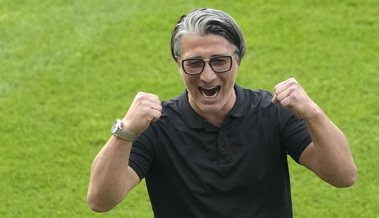 Pelatih Swiss, Murat Yakin, merayakan kemenangan atas Italia pada babak 16 besar Euro 2024 di Olympiastadion Berlin, Sabtu (29/6/2024). (AP Photo/Markus Schreiber)