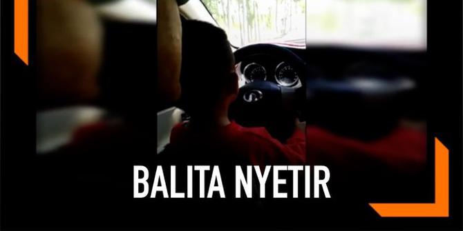 VIDEO: Balita Tiga Tahun Nyetir Mobil, Orangtua Dihukum Polisi